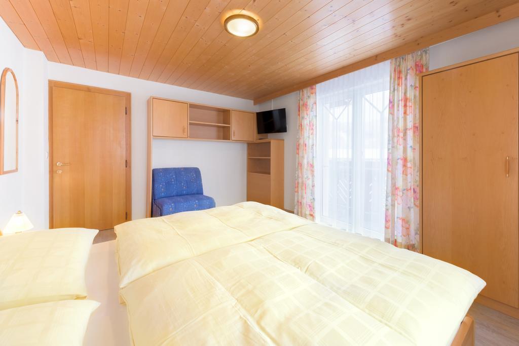 Haus Meneweger Apartment Flachau Bagian luar foto