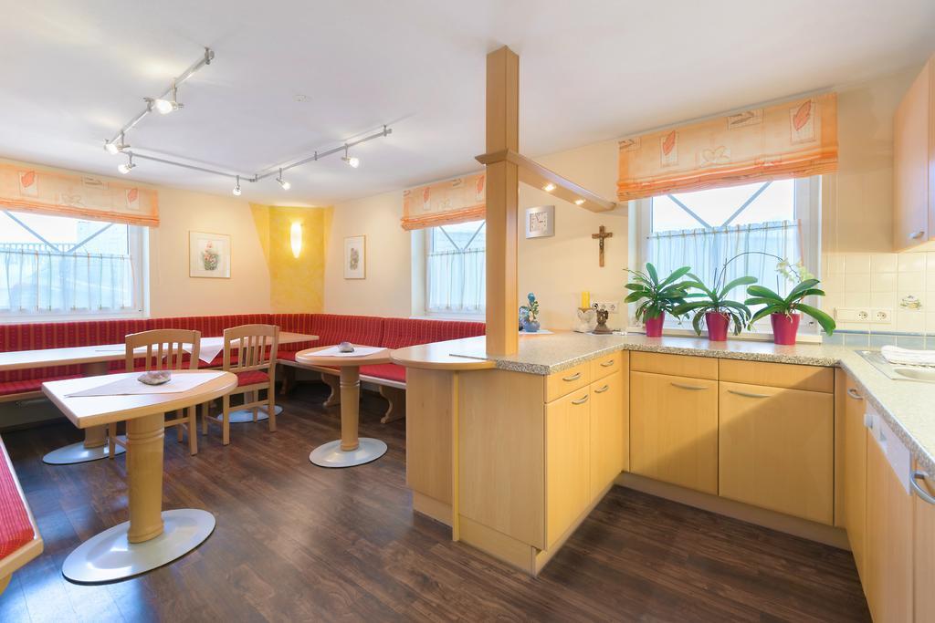 Haus Meneweger Apartment Flachau Bagian luar foto